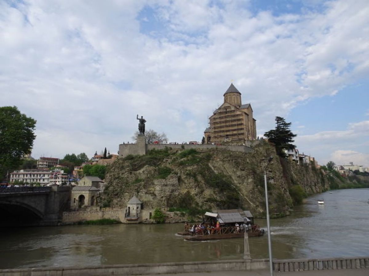 1枚目はメテヒ教会とワフタング・ゴルガサリ像で、下にあるのは守護聖人アボの...