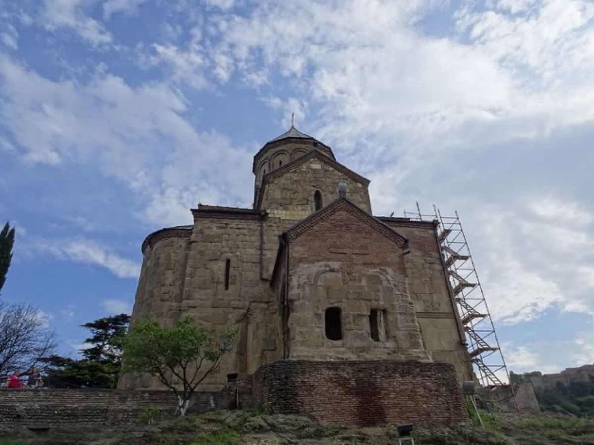 1枚目はメテヒ教会とワフタング・ゴルガサリ像で、下にあるのは守護聖人アボの...