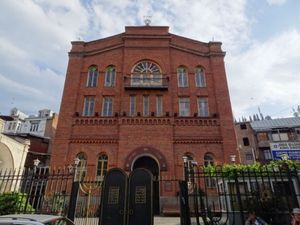 1枚目はワインを飲む人(タマダ)の像、2枚目はジョージアの母像、3枚目はメ...