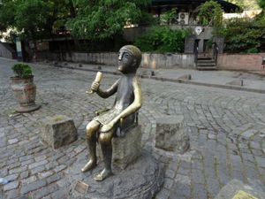 1枚目はワインを飲む人(タマダ)の像、2枚目はジョージアの母像、3枚目はメ...