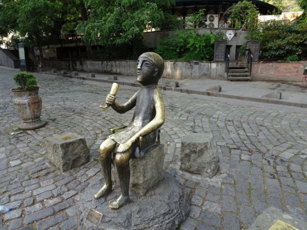 ジョージア・トビリシ「トビリシ(ジョージア)」の写真:1枚目はワインを飲む人(タマダ)の像、2...