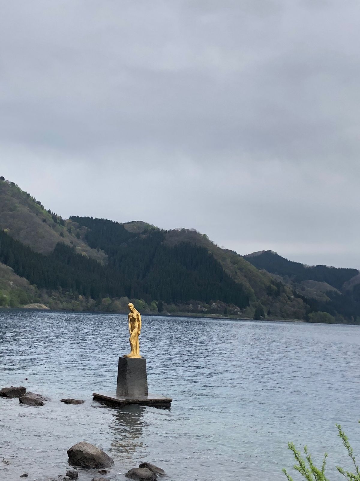 田沢湖たつこ像