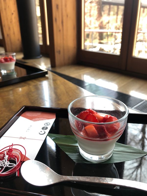 日本・軽井沢「軽井沢　星のや」の写真：食事も芸術。
見ても食べても楽しめる。
...