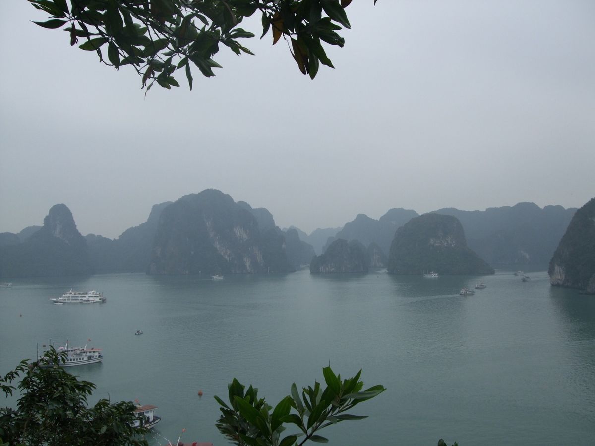 ハロン湾とハノイ
晴れならきれいなんでしょうね
Tripnoteにも同時投...