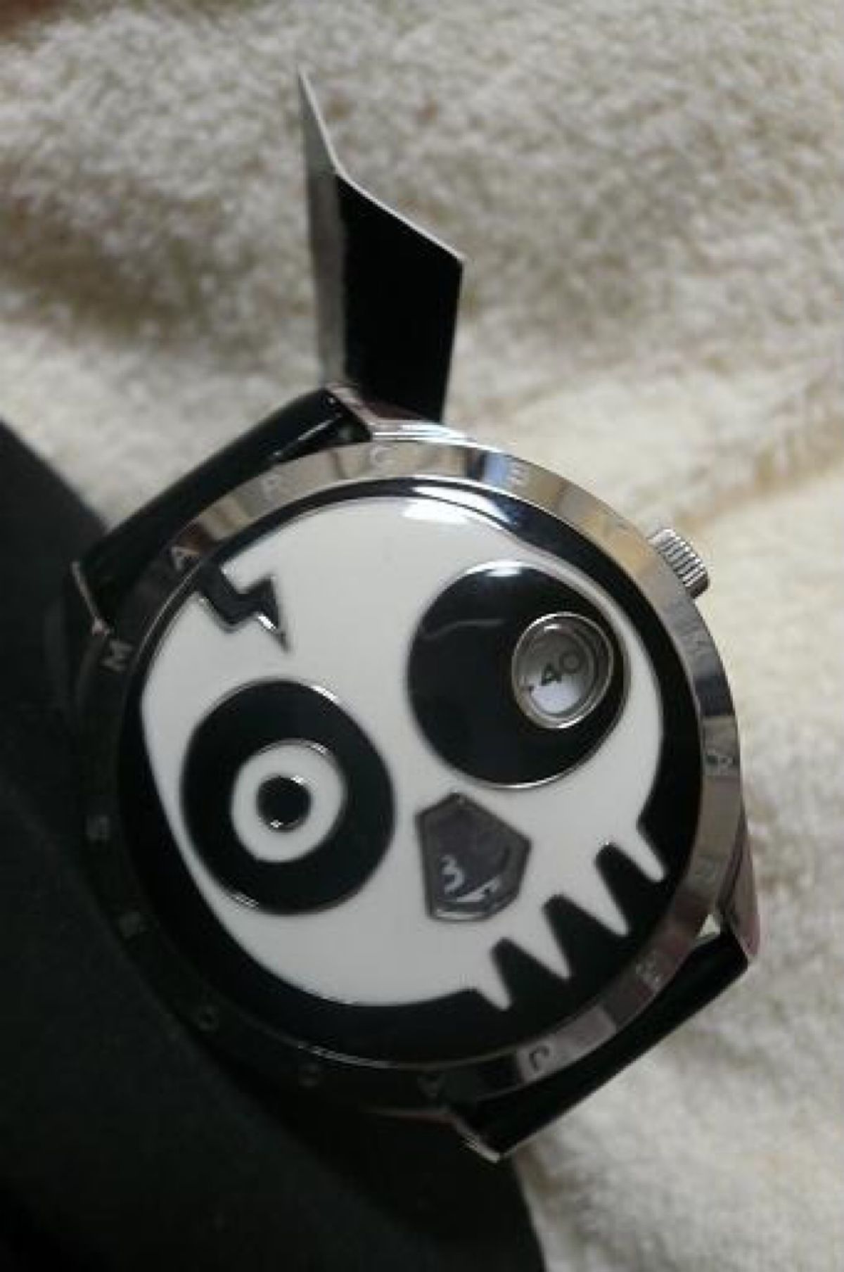 ★2日目

DFSでMARCJACOBSでスカルの腕時計お買い上げ💀

時...