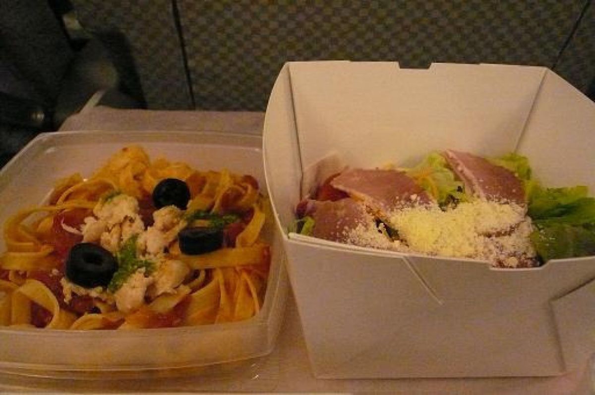 ★1日目

22:00発のＪＡＬ便で出発✈️

1時間後、お決まりの機内食...