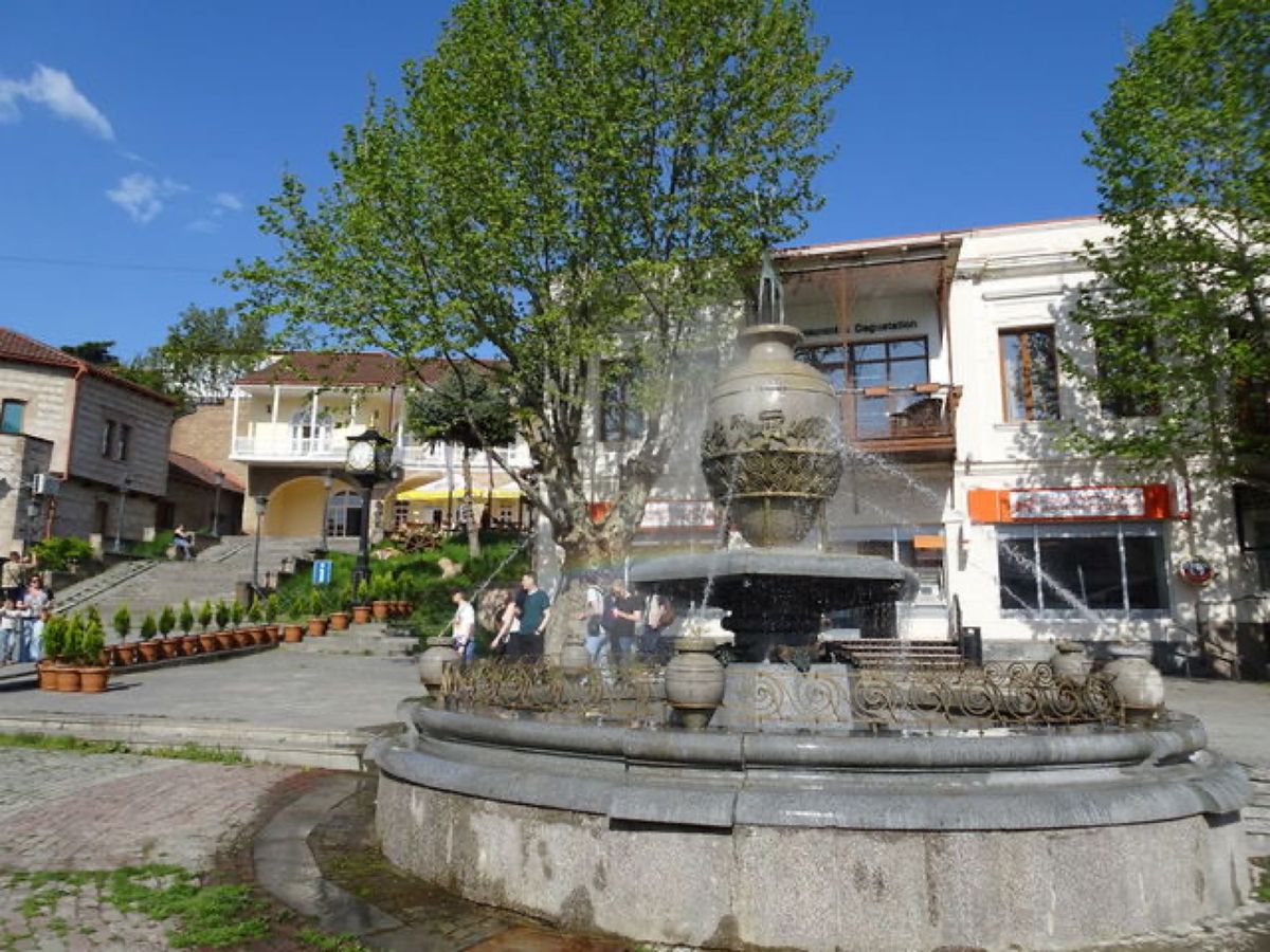 1枚目は城壁、2枚目は市庁舎、3枚目と4枚目はシグナギの町の雰囲気です📷