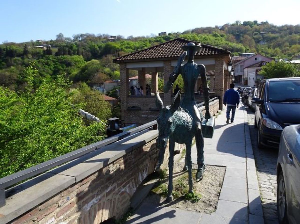 1枚目は城壁、2枚目は市庁舎、3枚目と4枚目はシグナギの町の雰囲気です📷