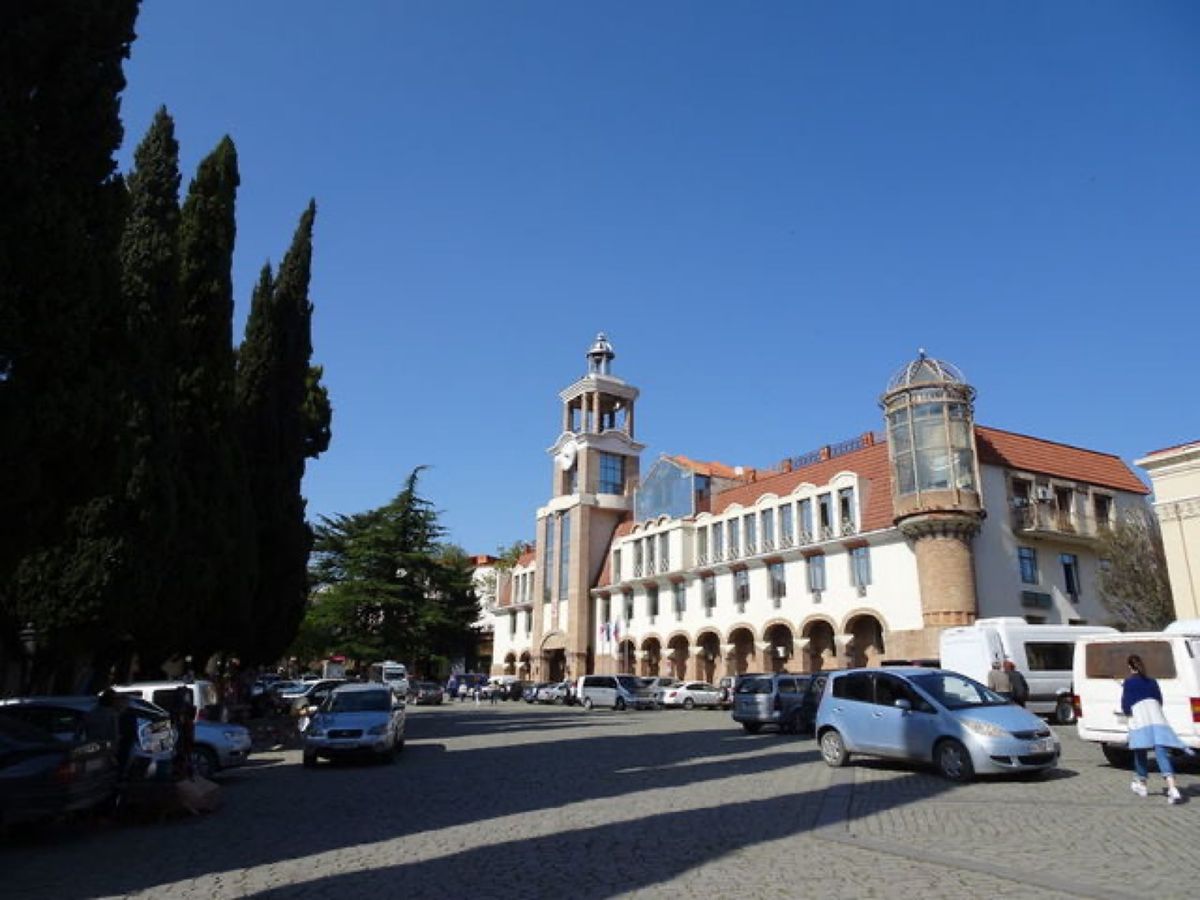 1枚目は城壁、2枚目は市庁舎、3枚目と4枚目はシグナギの町の雰囲気です📷