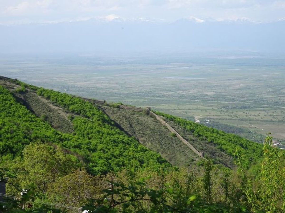 1枚目はアラザニ平地やコーカサス山脈の眺め、2枚目は城壁、3枚目は城壁やア...