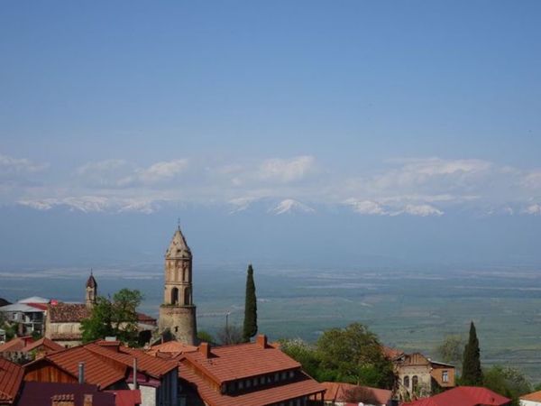 ジョージア・シグナギ「シグナギ（ジョージア）」の写真：1枚目はアラザニ平地やコーカサス山脈の眺...
