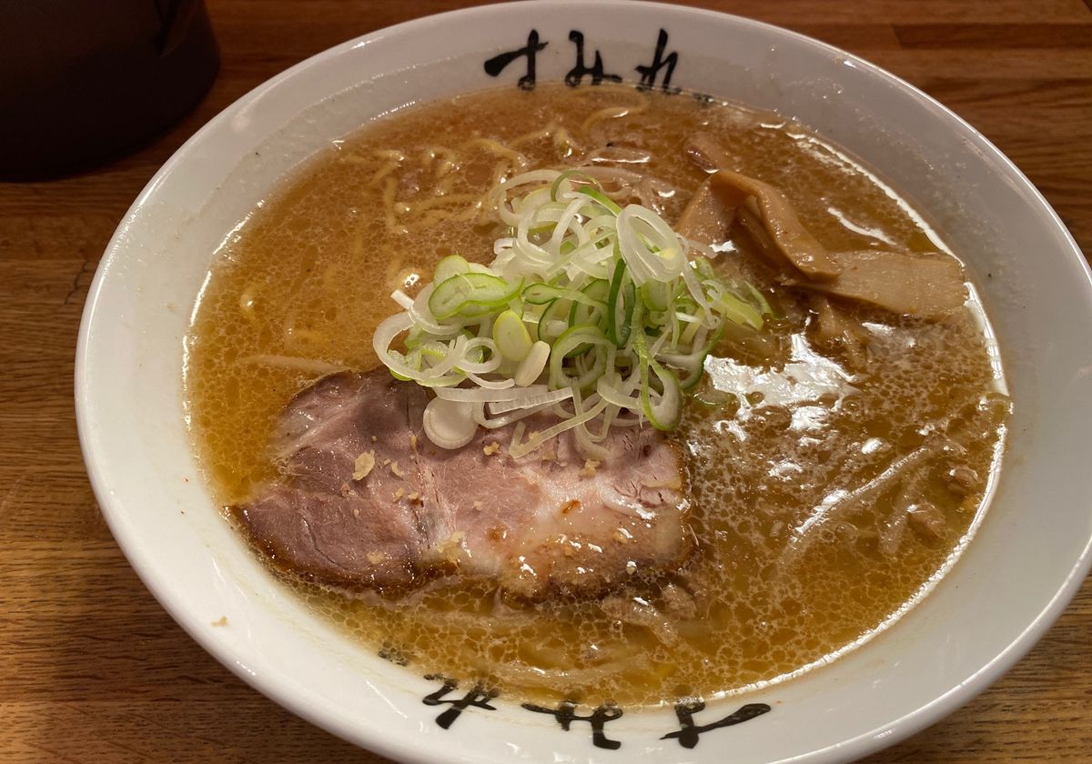 夜のすすきのでラーメン。