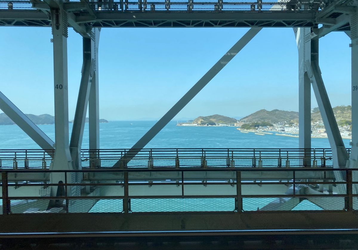 瀬戸大橋を渡って四国上陸。
高松の植田うどんさんでお昼ご飯。
肉ぶっかけ中...