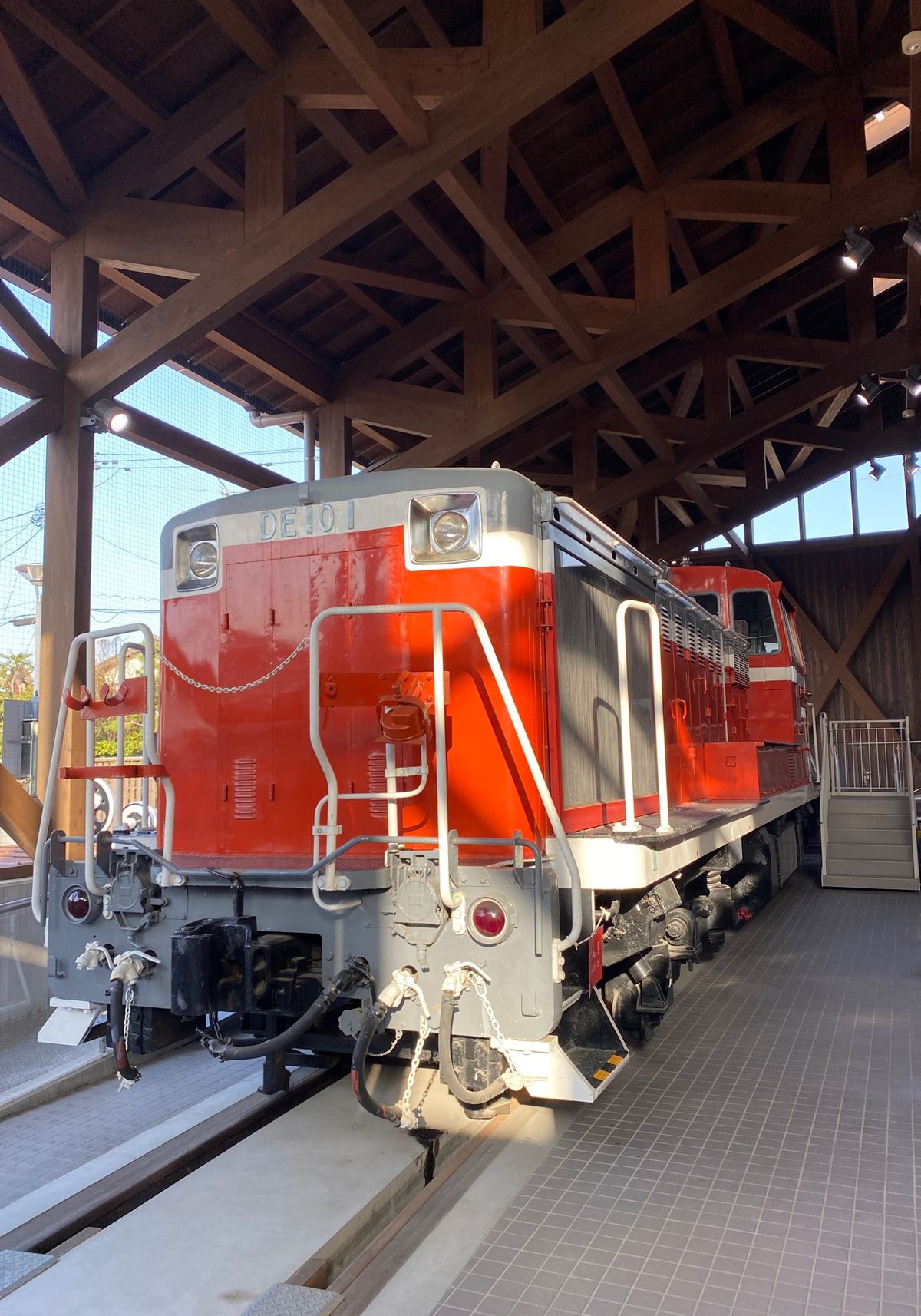 伊予西条駅で途中下車して四国鉄道文化館へと。
DE10のトップナンバーに感動。