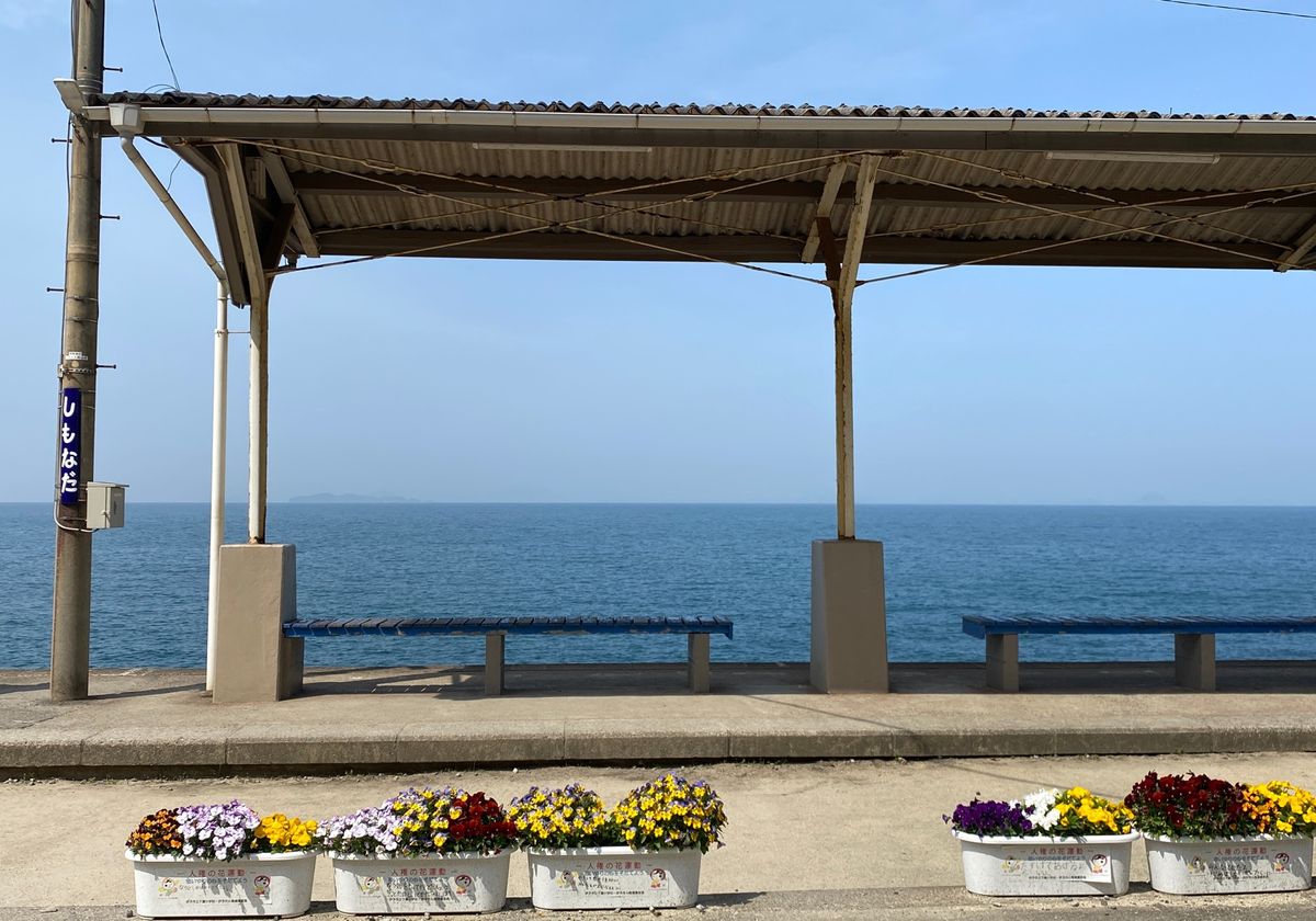 今回の旅の目的地のひとつ、下灘駅。
人が多くてビックリしたけど、美しい景色...