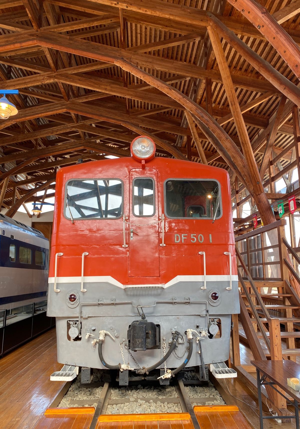伊予西条駅で途中下車して四国鉄道文化館へと。
DE10のトップナンバーに感動。