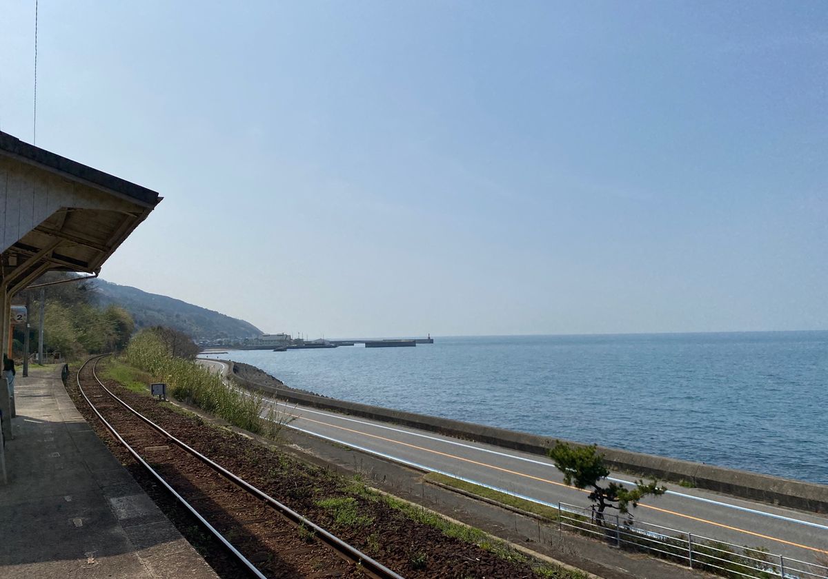 今回の旅の目的地のひとつ、下灘駅。
人が多くてビックリしたけど、美しい景色...