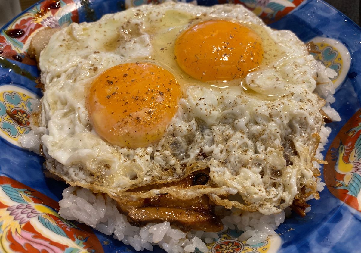 雨の中今治に移動して、ちょっと早目の晩御飯はB級グルメ焼豚玉子飯。
白楽天...