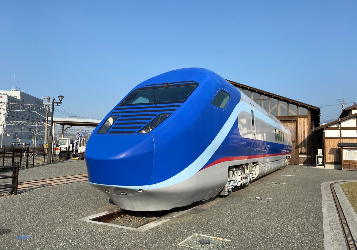 伊予西条駅で途中下車して四国鉄道文化館へと。
DE10のトップナンバーに感動。