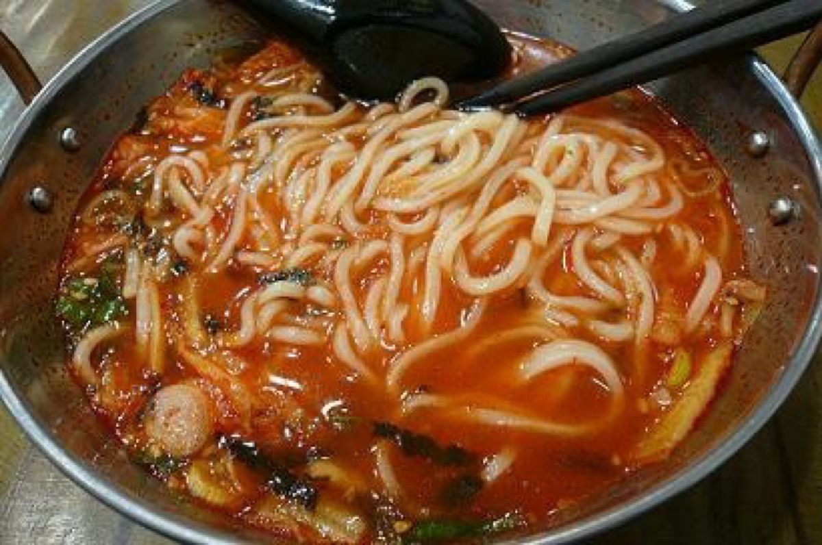 ★3日目

夕飯は適当に屋台に。


私が食べたのはキムチラーメン。

思...