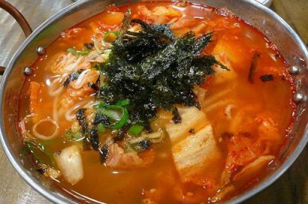 ★3日目

夕飯は適当に屋台に。


私が食べたのはキムチラーメン。

思...
