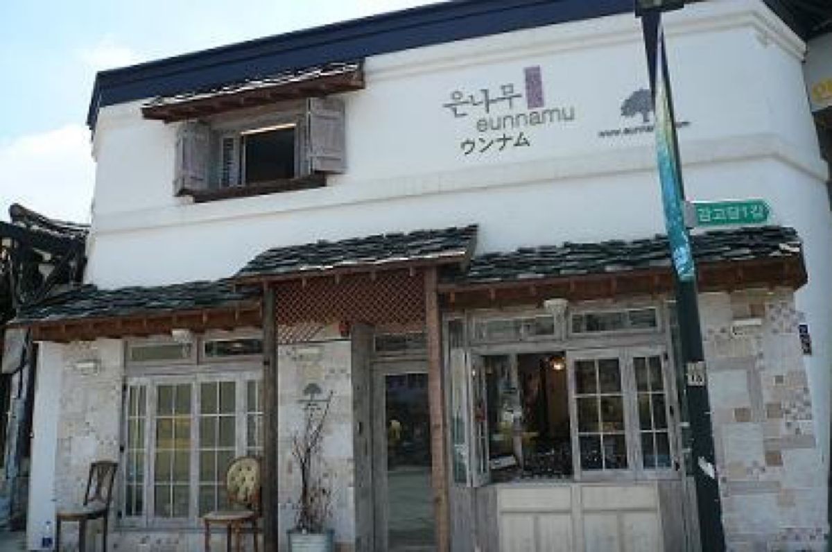 ★3日目

お決まりのお茶タイム。

しばらく涼んでから近辺をウロウロして...