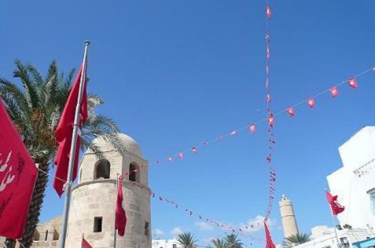 ★2日目

グランドモスクと旧市街。

チュニジアの国旗がいっぱい。こちら...