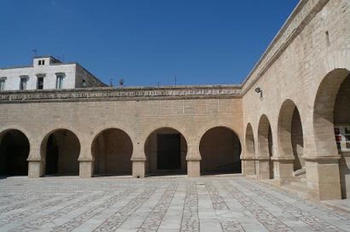 ★2日目

グランドモスクと旧市街。

チュニジアの国旗がいっぱい。こちら...