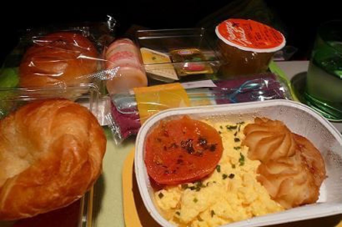 2回目の機内食。

和食です。鮭美味しかった音譜
ヤクルト付いてるヾ(＠^...