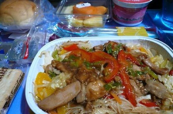 チュニジア・チュニジア「チュニジア」の写真：★帰国•機内食

食事。食べてばかり。焼...