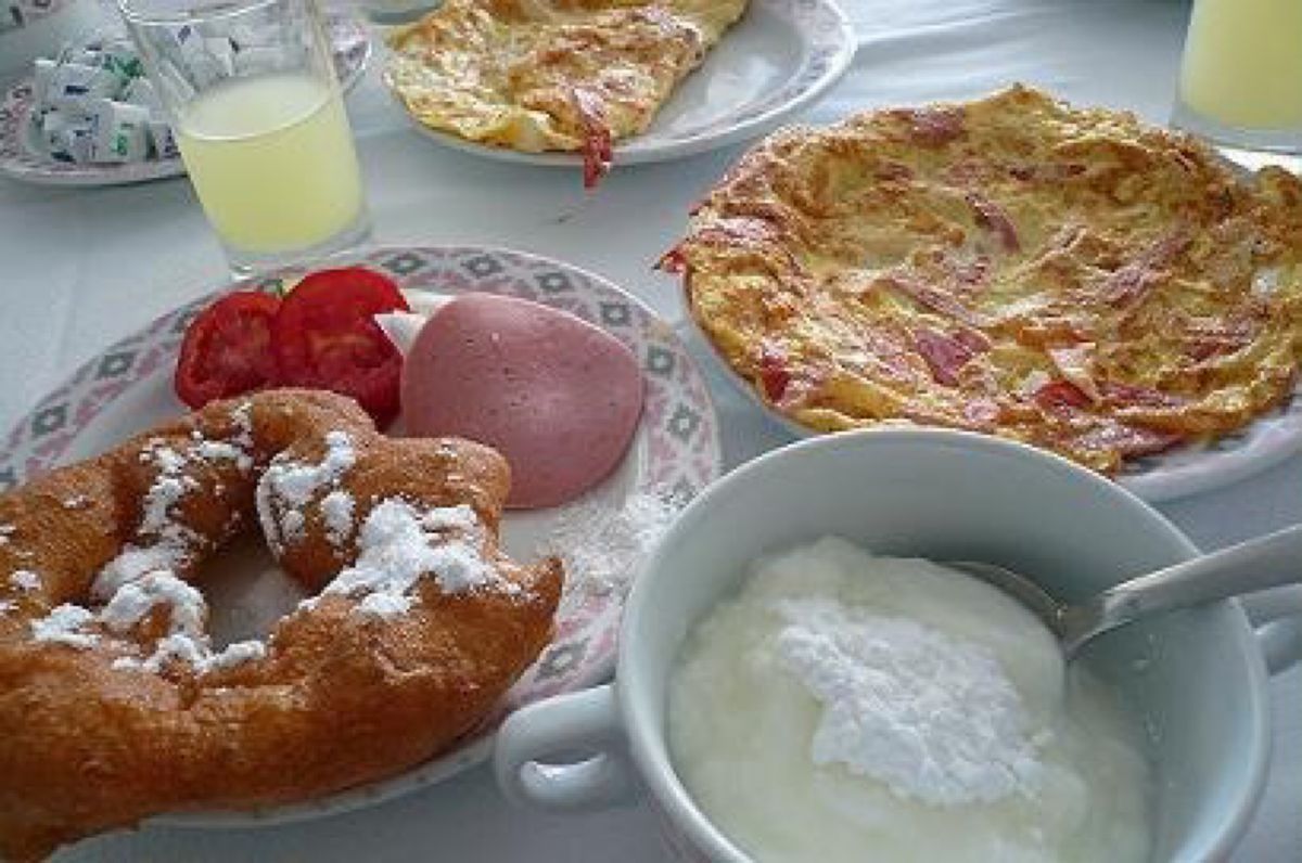 ★2日目

ホテルで朝食。

揚げパンは揚げたて🎶手前はヨーグルト。

オ...