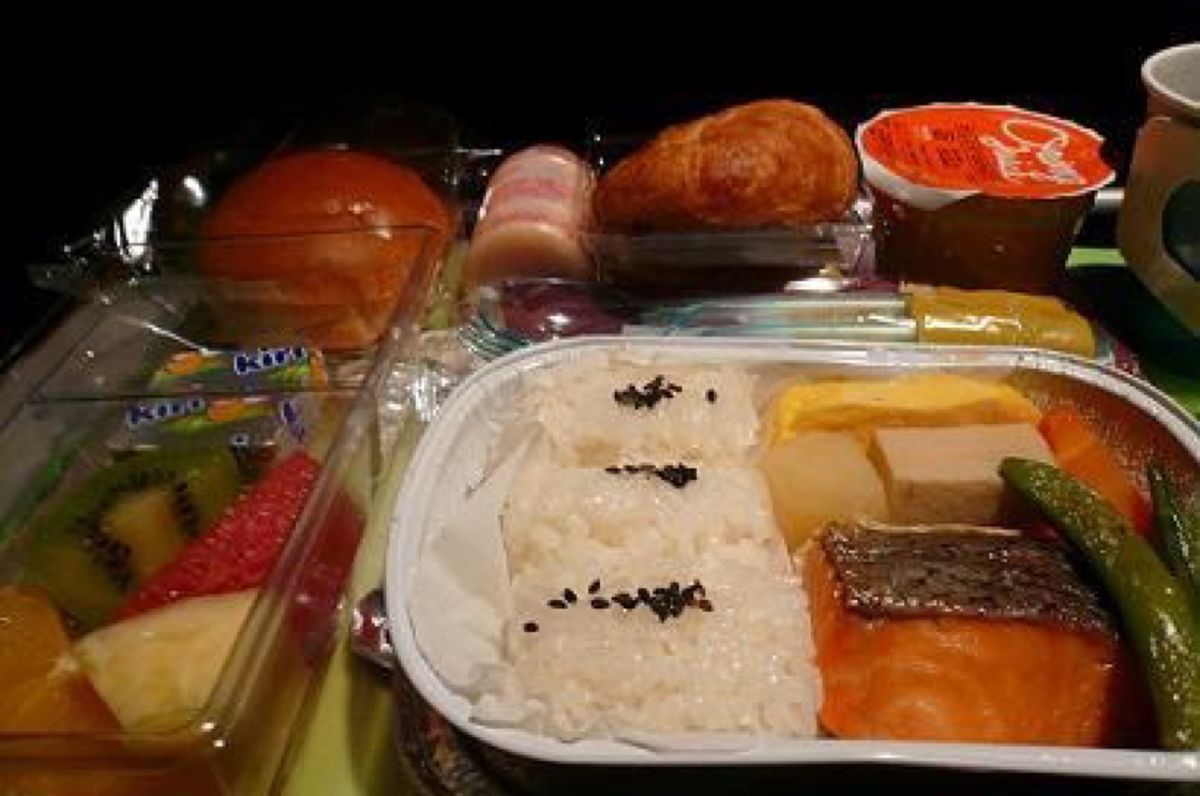 2回目の機内食。

和食です。鮭美味しかった音譜
ヤクルト付いてるヾ(＠^...