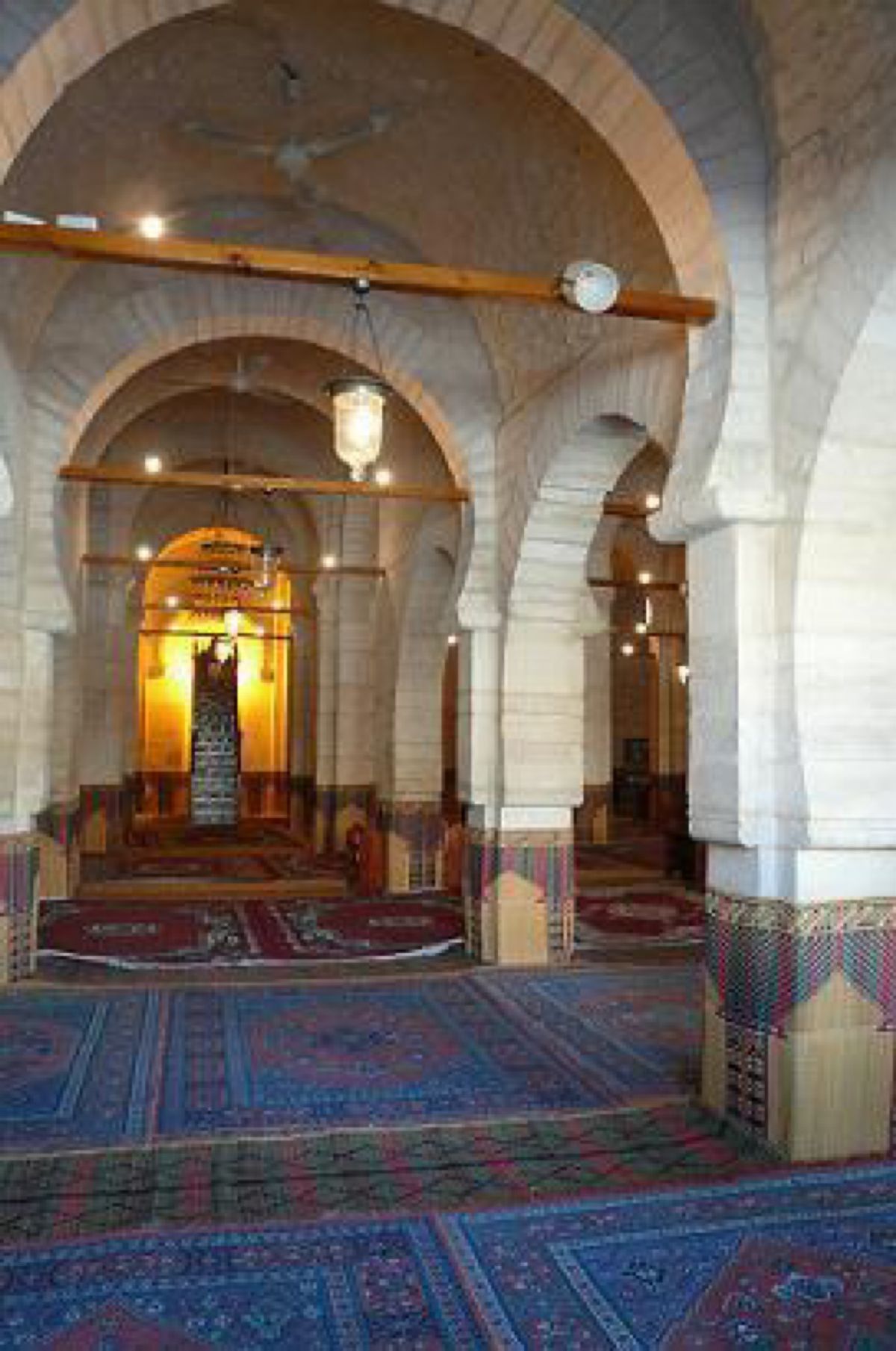 ★2日目

グランドモスクと旧市街。

チュニジアの国旗がいっぱい。こちら...