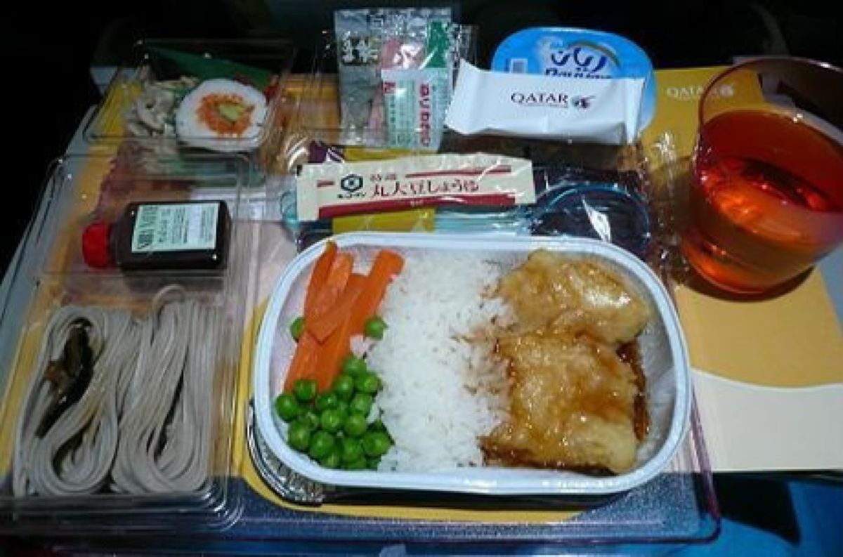 ★帰国•機内食

食事。食べてばかり。焼きそばです。

焼きそばって言うか...