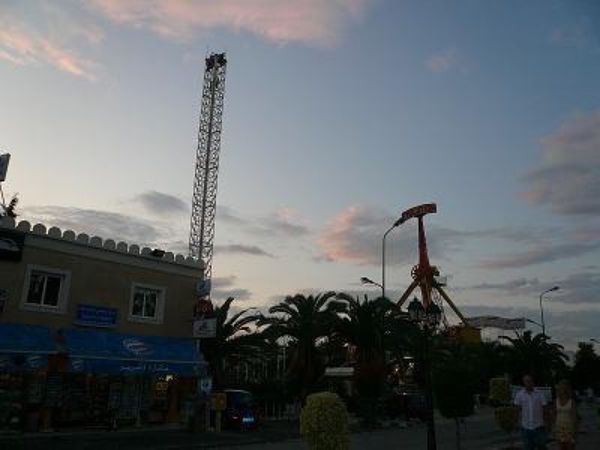 チュニジア・チュニジア「チュニジア」の写真：★1日目

10分ほど歩いてレストランに...