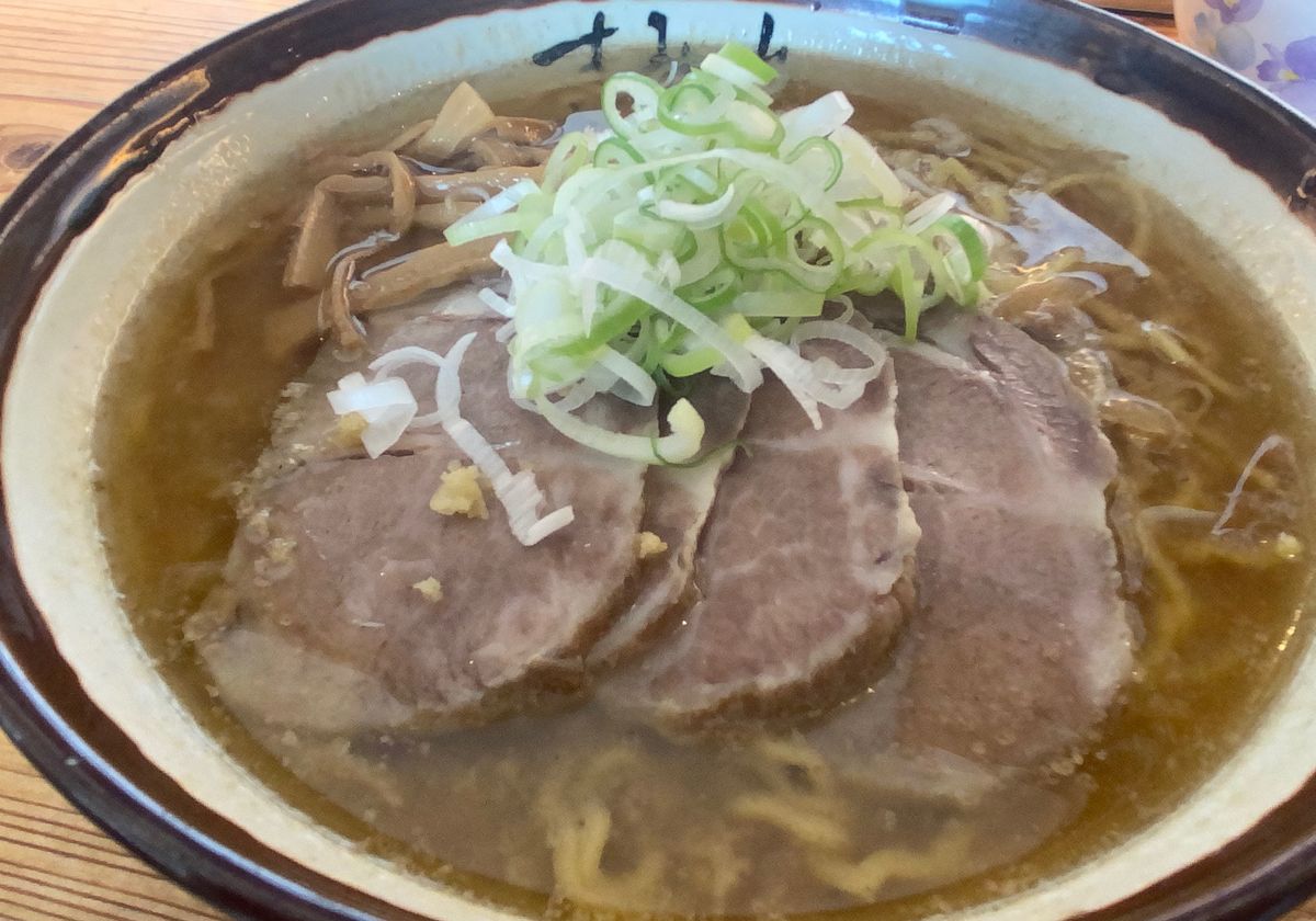 すみれ本店で味噌ラーメン。
真夏に熱々のラーメン。