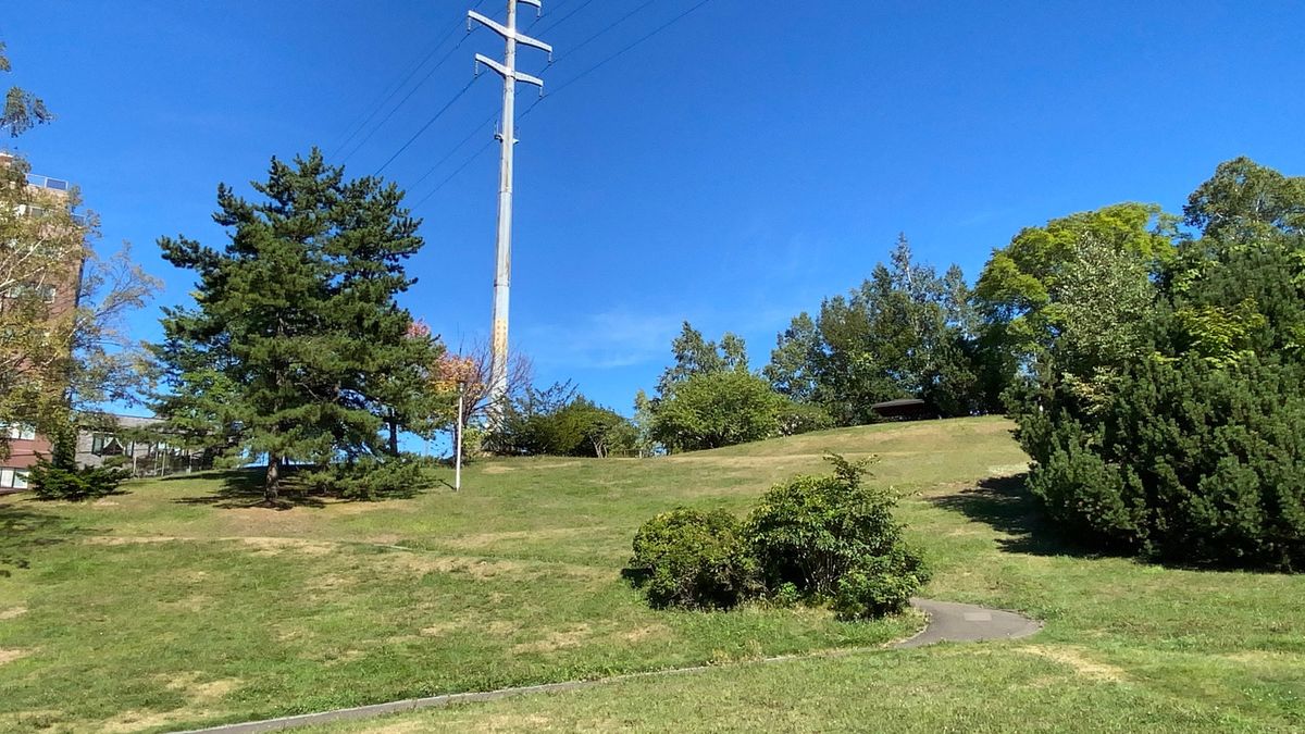 水曜どうでしょうの聖地、平岸高台公園。
高台からの景色とHTBの旧社屋。