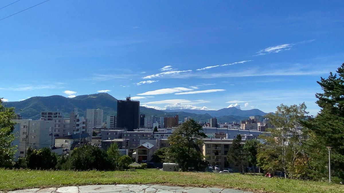 水曜どうでしょうの聖地、平岸高台公園。
高台からの景色とHTBの旧社屋。