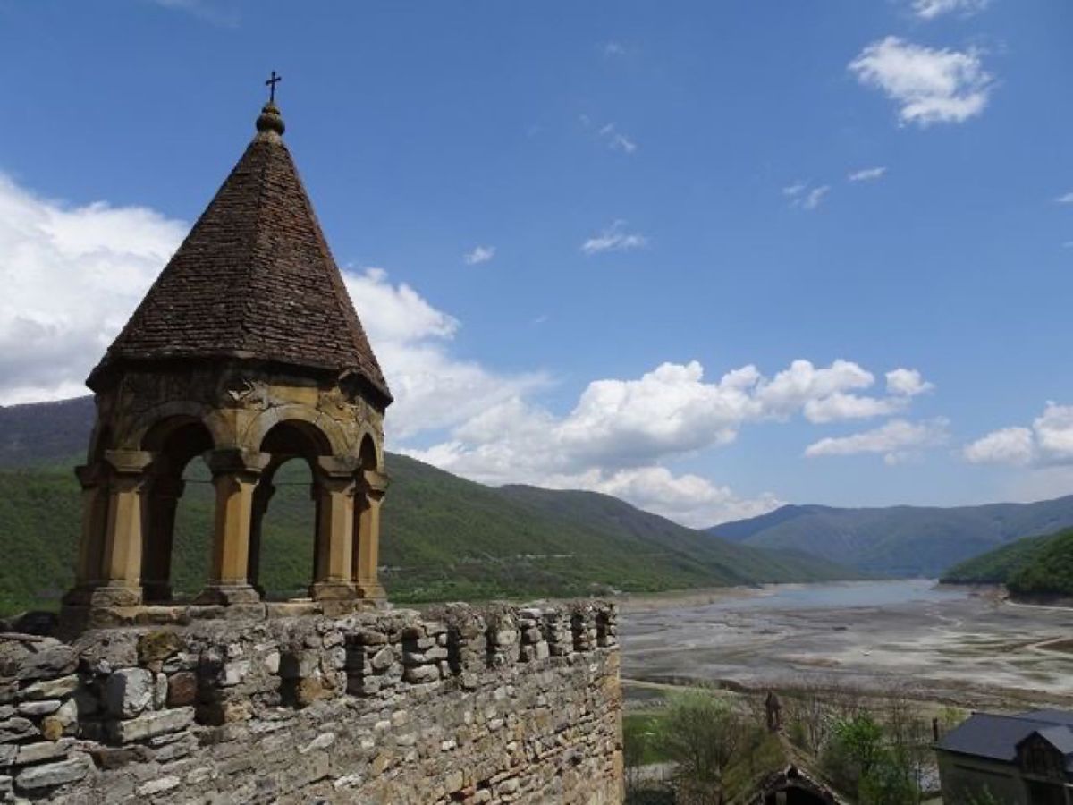 1枚目と2枚目はアナヌリ教会、3枚目はアナヌリ教会の鐘楼とジンヴァリ貯水湖...