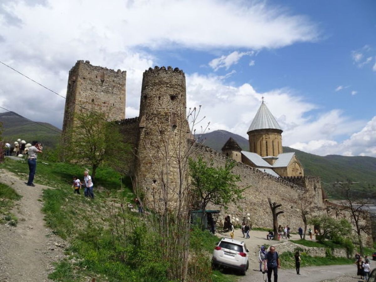 1枚目と2枚目はアナヌリ教会、3枚目はアナヌリ教会の鐘楼とジンヴァリ貯水湖...