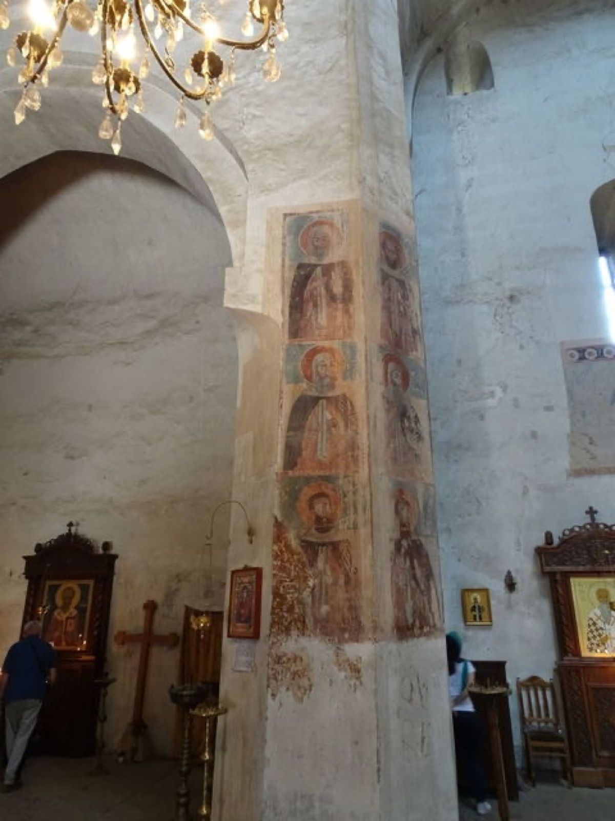 1枚目はジンヴァリ貯水湖とコーカサス山脈、2枚目はムツヘタのジュヴァリ教会...