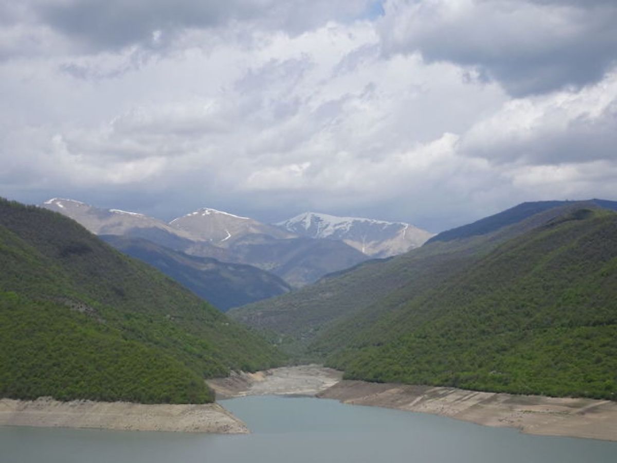 1枚目はジンヴァリ貯水湖とコーカサス山脈、2枚目はムツヘタのジュヴァリ教会...