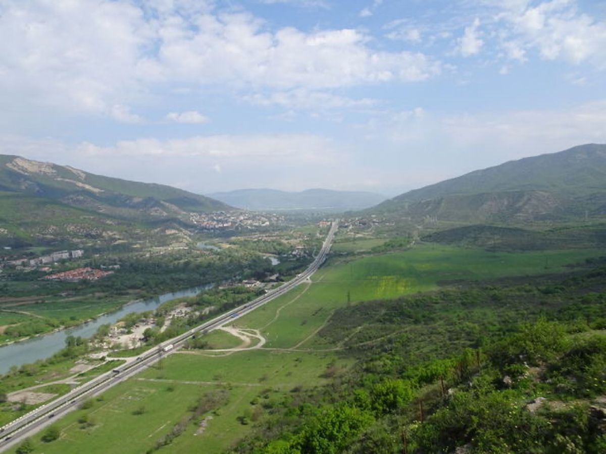 1枚目はジンヴァリ貯水湖とコーカサス山脈、2枚目はムツヘタのジュヴァリ教会...