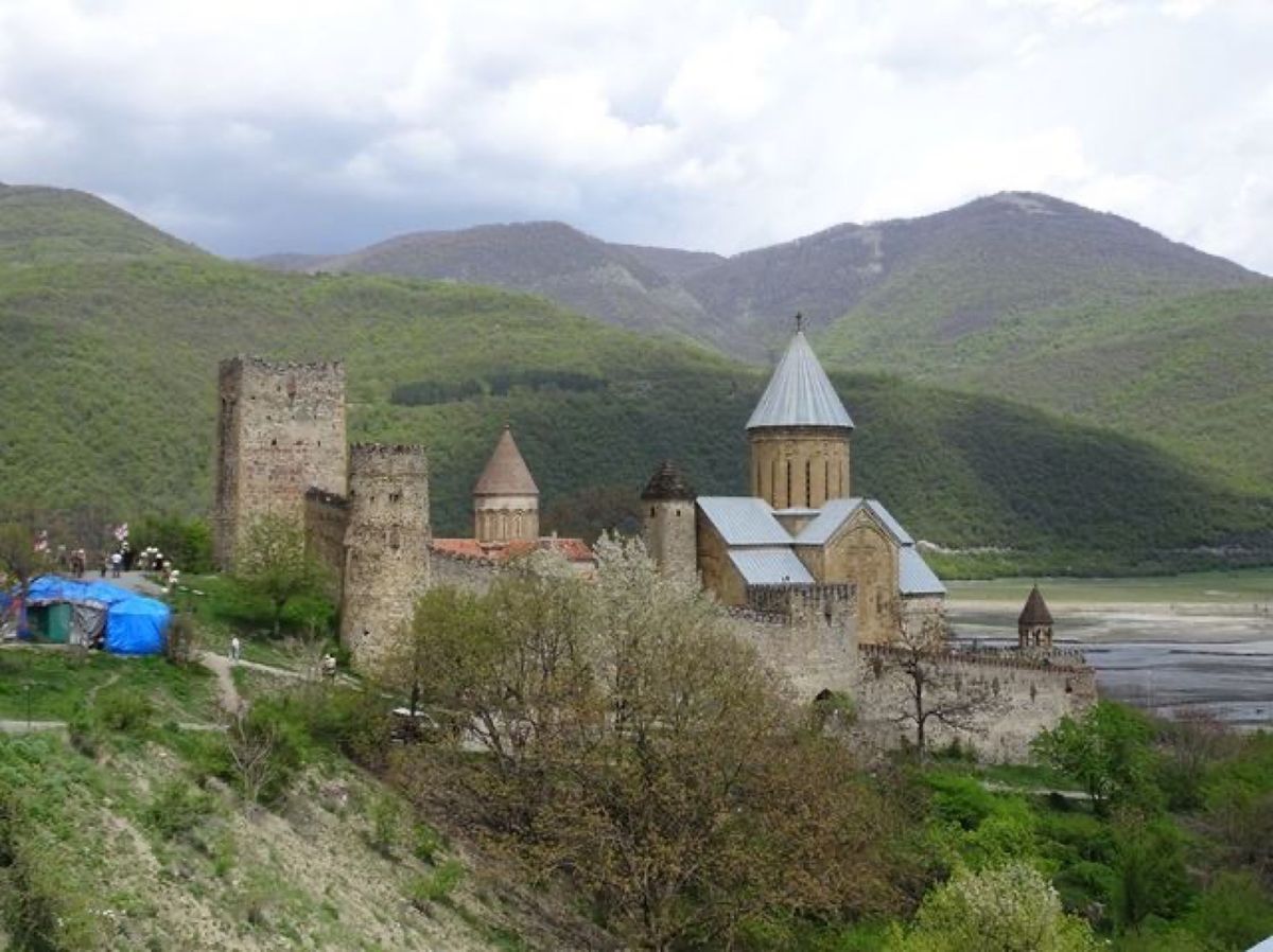 1枚目と2枚目はアナヌリ教会、3枚目はアナヌリ教会の鐘楼とジンヴァリ貯水湖...