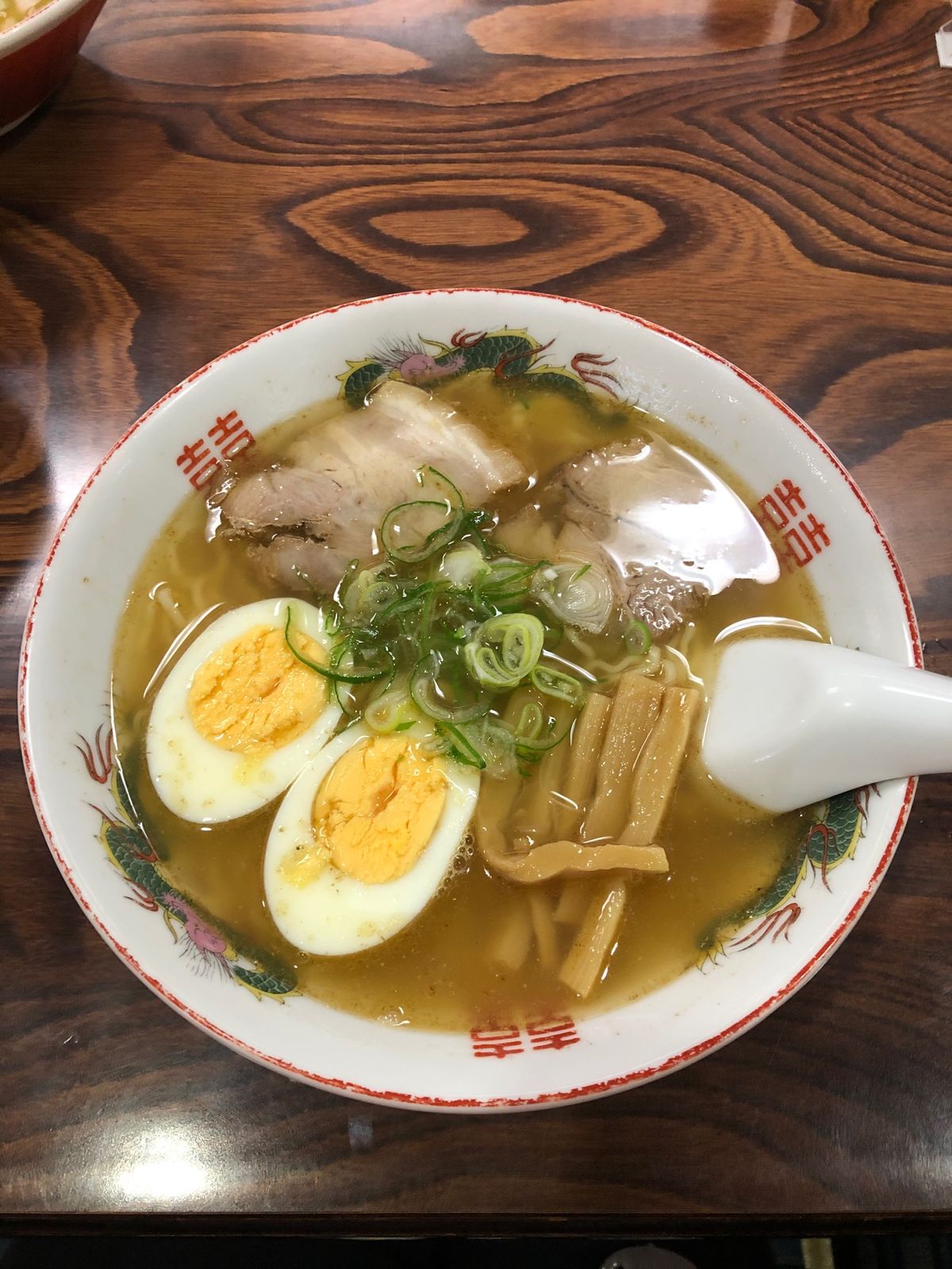 早朝の古い街並み　人も車もなく　静かでした。