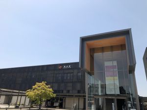 早朝の古い街並み　人も車もなく　静かでした。