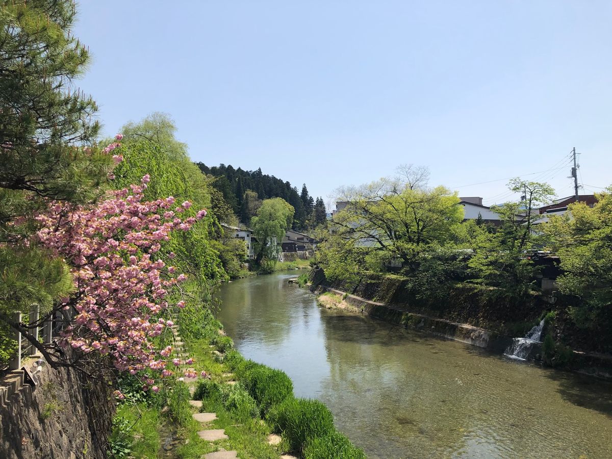 早朝の古い街並み　人も車もなく　静かでした。