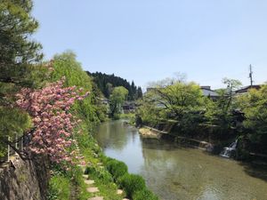 早朝の古い街並み　人も車もなく　静かでした。