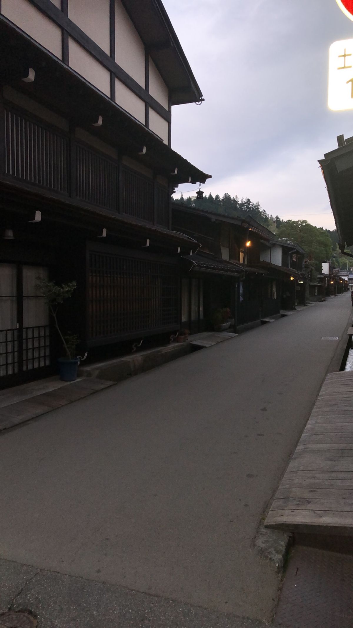 早朝の古い街並み　人も車もなく　静かでした。