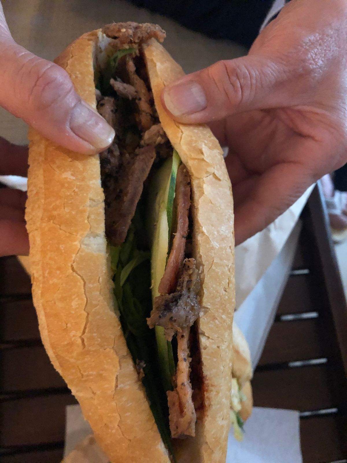 2日目　
ガイドさんにホテルに帰る前に、バインミーのお店へ連れて行ってもら...